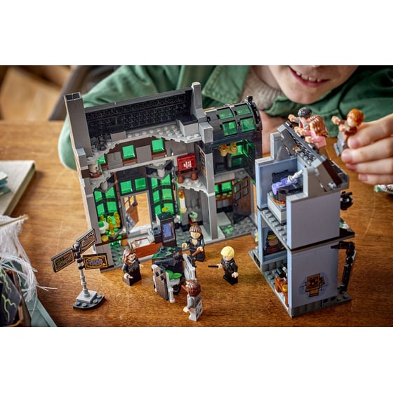 LEGO® Knockturn Alley™ Wizarding Shops (76471) image 11