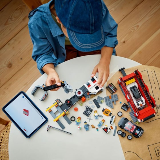 LEGO® City Scrapyard with Cars (60472) image 8