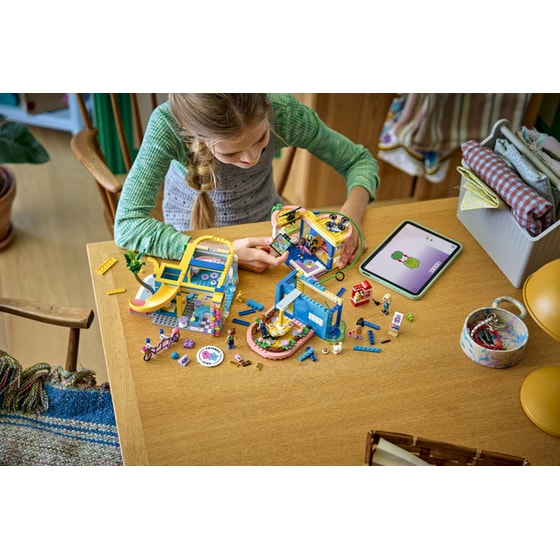 LEGO® Friends Heartlake City Friends Club House (42689) image 4