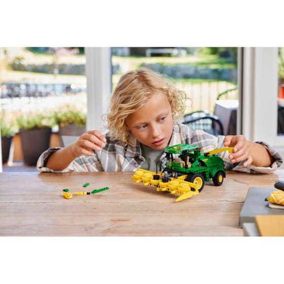 LEGO® Technic John Deere 9700 Forage Harvester (42168) image 7