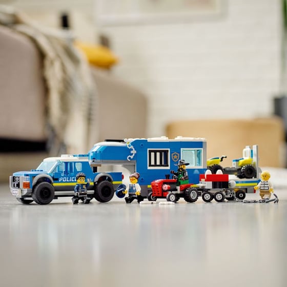 LEGO® City Police Mobile Command Truck (60315) image 3