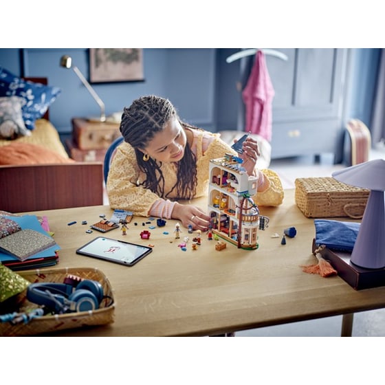 LEGO® Friends Castle Bed and Breakfast (42638) image 11