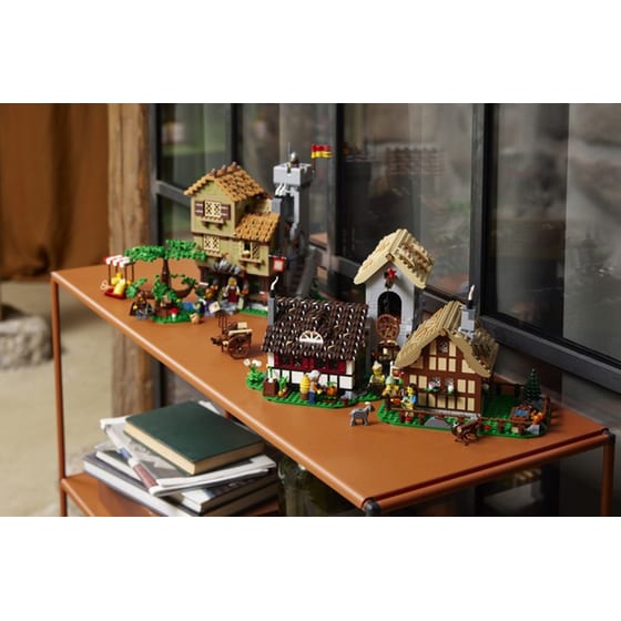 LEGO® Icons Medieval Town Square (10332) image 8