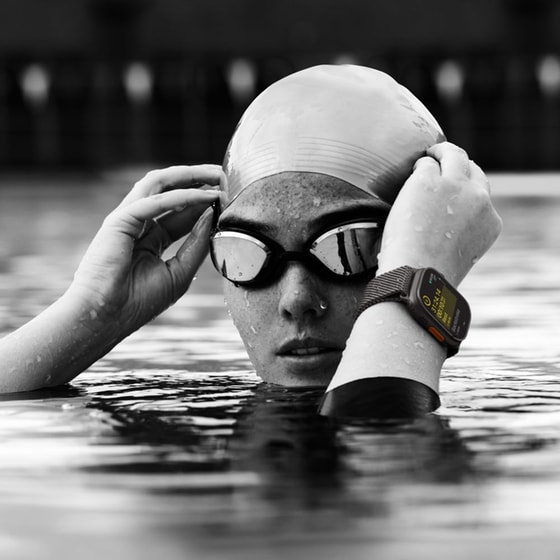 Apple Watch Ultra 2 GPS + Cellular 49mm Black Titanium Case with Black Titanium Milanese Loop - S image 7