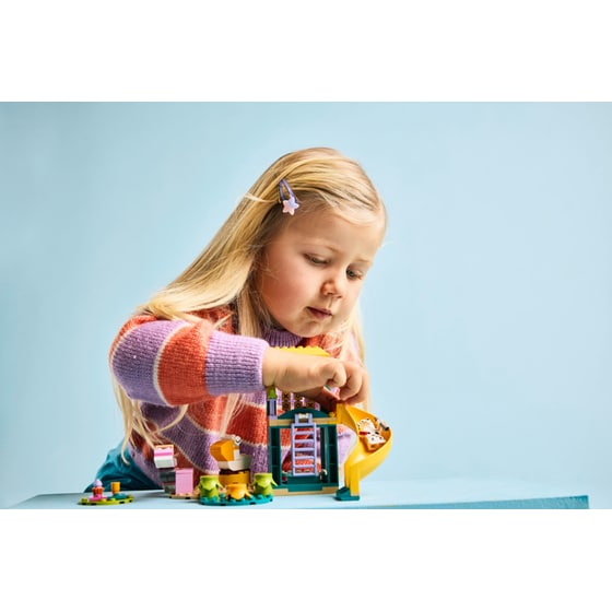 LEGO® Bluey Playground Fun with Bluey and Chloe (11201) image 5