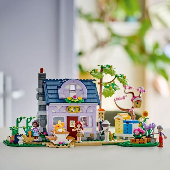 LEGO® Friends Beekeepers' House and Flower Garden (42669) image 11