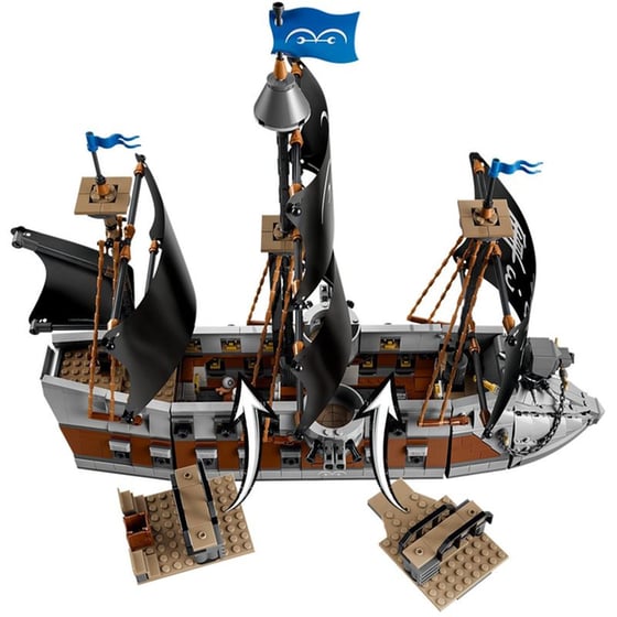 LEGO® One Piece Garp's Marine Battleship (75646) image 9