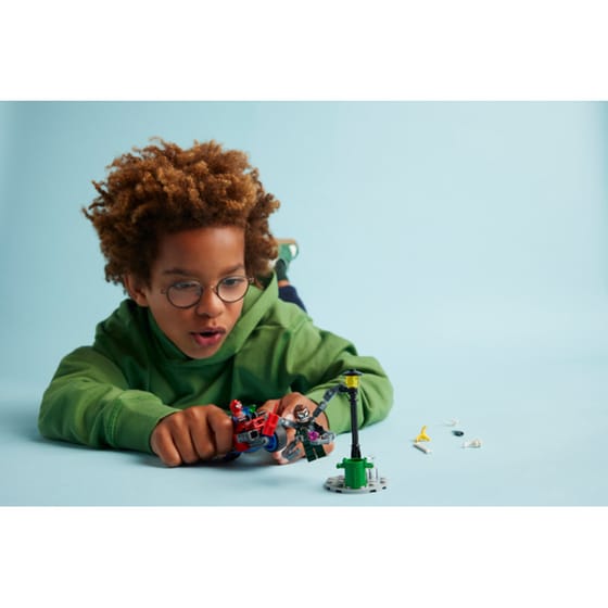 LEGO® Marvel Motorcycle Chase: Spider-Man vs. Doc Ock (76275) image 2