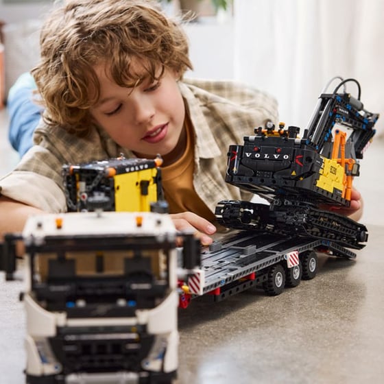 LEGO® Technic Volvo FMX Truck & EC230 Electric Excavator (42175) image 9