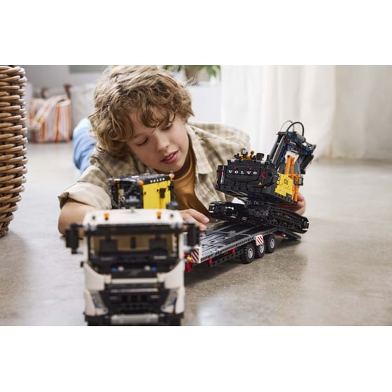 LEGO® Technic Volvo FMX Truck & EC230 Electric Excavator (42175) image 4