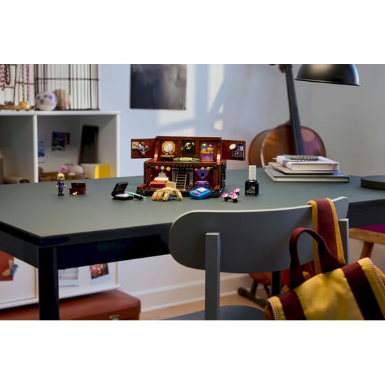 LEGO® Wednesday Thing's Apartment (76785) image 6