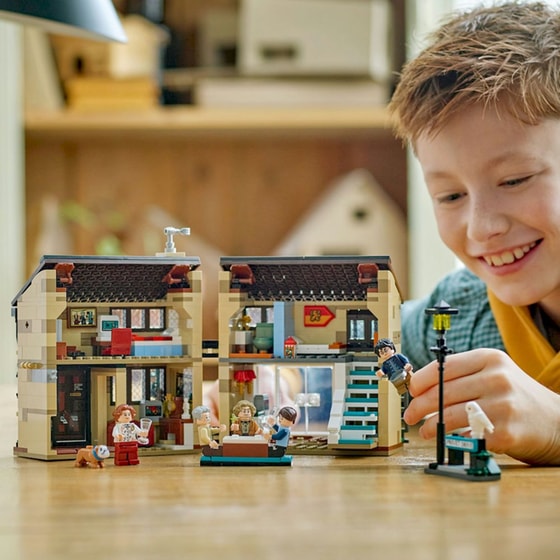 LEGO® Harry Potter Privet Drive: Aunt Marge's Visit (76451) image 8