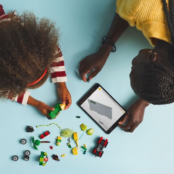 LEGO® Marvel Spin and Electro Dinosaur Vehicle Chase (11198) image 6