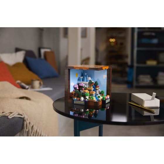 LEGO® Minecraft The Crafting Table (21265) image 16