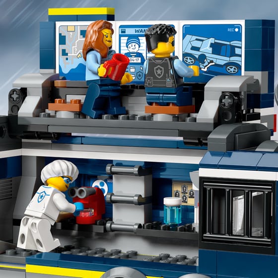 LEGO® City Police Mobile Crime Lab Truck (60418) image 10