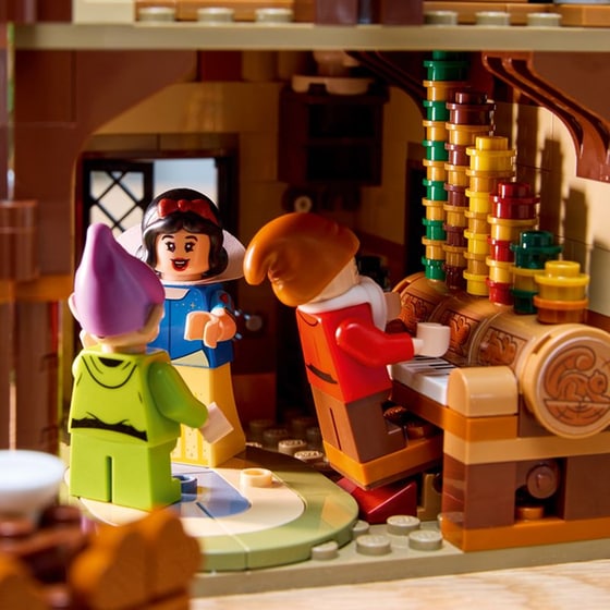 LEGO® Disney Snow White and the Seven Dwarfs' Cottage (43242) image 6