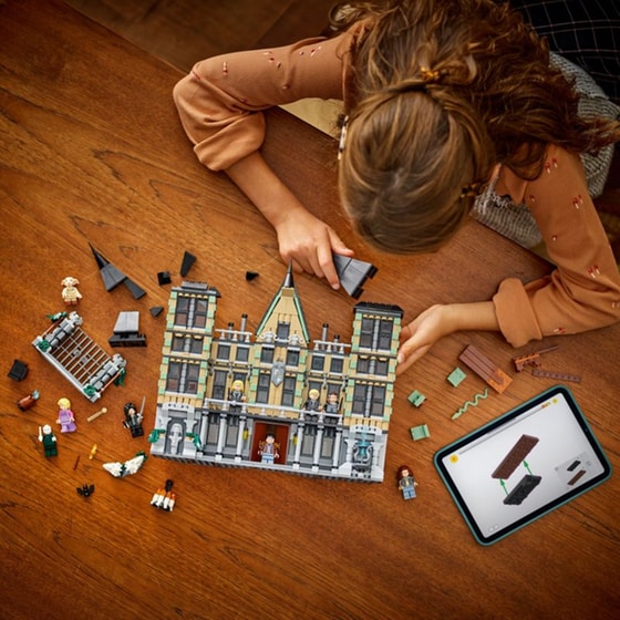 LEGO® Harry Potter Malfoy Manor (76453) image 9
