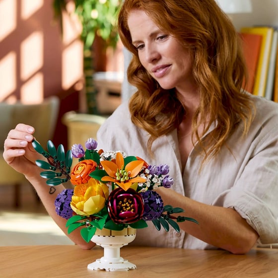 LEGO® Botanicals Flower Arrangement (10345) image 2