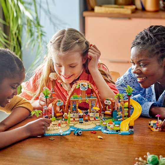 LEGO® Friends Family Vacation Beach Resort (42673) image 9