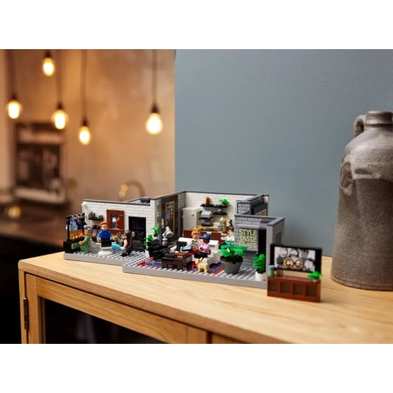 LEGO® Icons Queer Eye – The Fab 5 Loft (10291) image 8