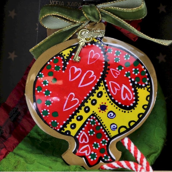 Κρεμαστό Χριστουγεννιάτικο Γούρι Boho Μεταλλικό - Ρόδι με Καρδιές image 3