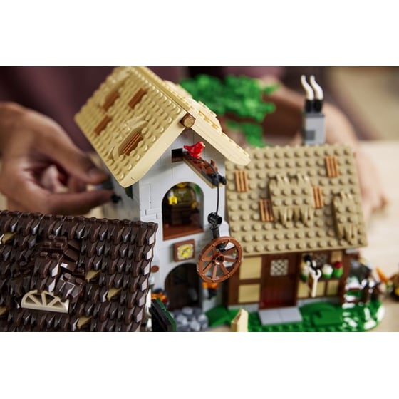 LEGO® Icons Medieval Town Square (10332) image 3
