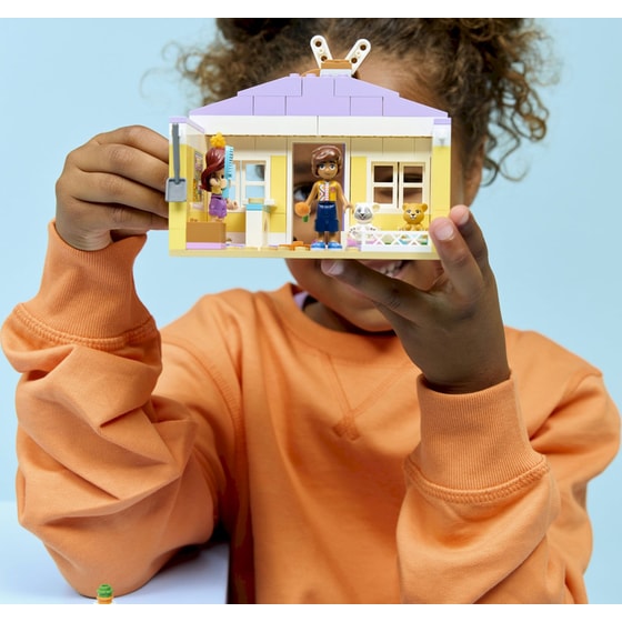 LEGO® Friends Heartlake City Bunny Hotel (42679) image 5