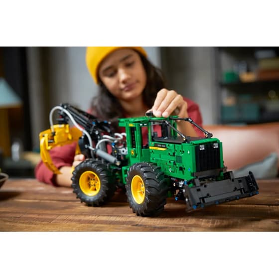 LEGO® Technic John Deere 948L-II Skidder (42157) image 1