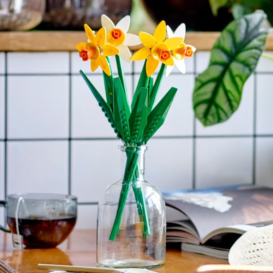 LEGO® Icons Daffodils (40747) image 3