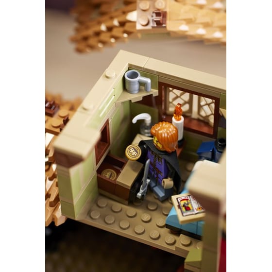 LEGO® Icons Medieval Town Square (10332) image 12