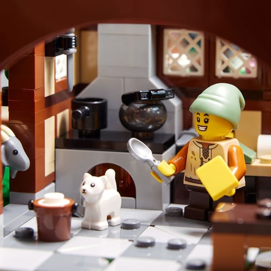 LEGO® Icons Medieval Town Square (10332) image 17