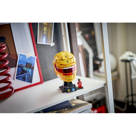 LEGO® Editions Scuderia Ferrari HP Lewis Hamilton Helmet (43022) image 6