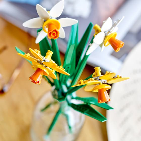 LEGO® Icons Daffodils (40747) image 2