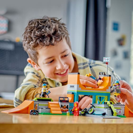 LEGO® City Street Skate Park (60364) image 3