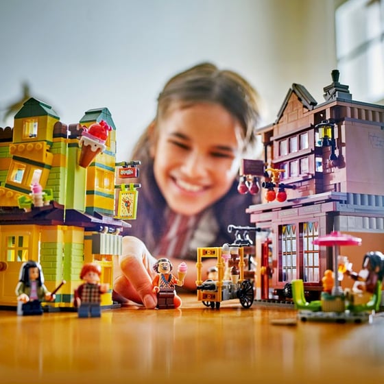 LEGO® Harry Potter™ Ποιοτικός Εξοπλισμός για το Κουίντιτς & Κατάστημα Παγωτών (76452) image 3