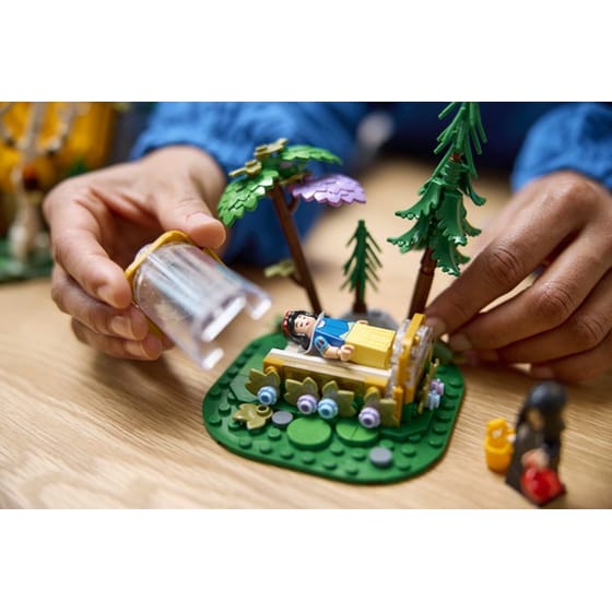 LEGO® Disney Snow White and the Seven Dwarfs' Cottage (43242) image 9