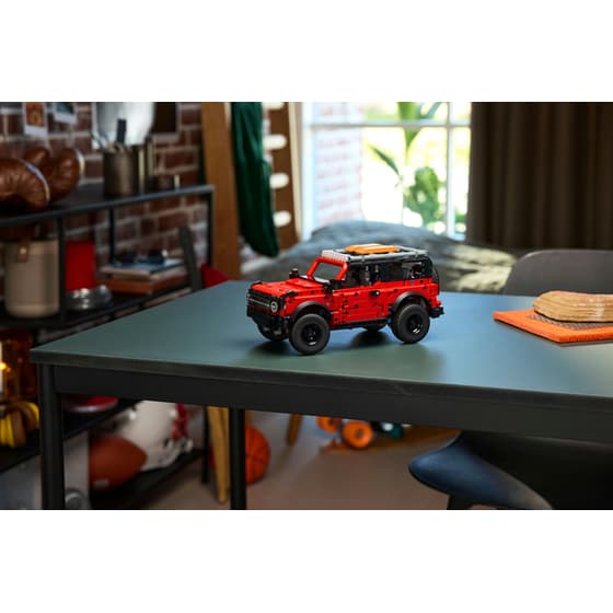 LEGO® Technic™ Ford Bronco® SUV (42213) image 6
