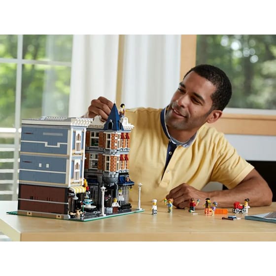LEGO® Creator Assembly Square (10255) image 3