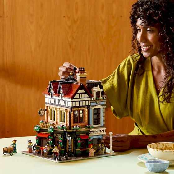 LEGO Icons Tudor Corner (10350) image 3