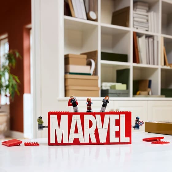 LEGO® MARVEL Logo & Minifigures (76313) image 8