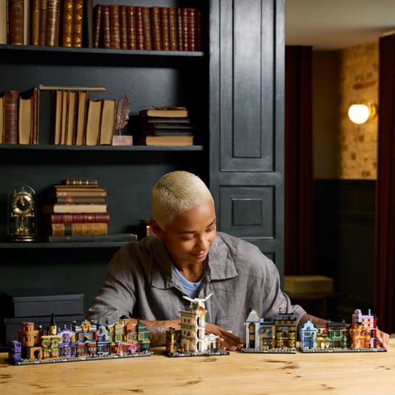 LEGO® Harry Potter Diagon Alley™ Wizarding Shops (76444) image 10