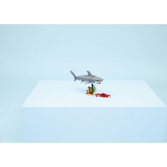 LEGO® Creator Fierce Shark with a Treasure Chest (31381) image 6
