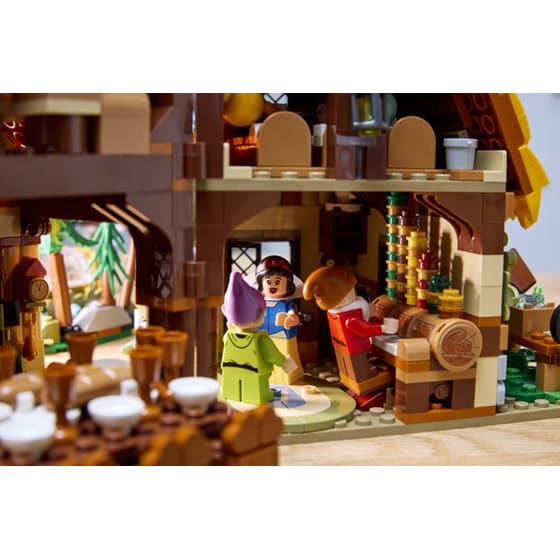 LEGO® Disney Snow White and the Seven Dwarfs' Cottage (43242) image 14