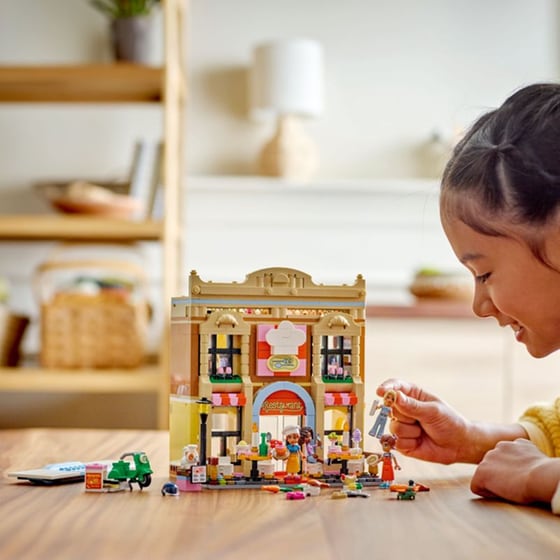 LEGO® Friends Restaurant and Cooking School (42655) image 10