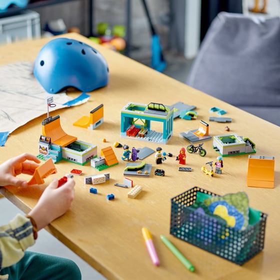 LEGO® City Street Skate Park (60364) image 4