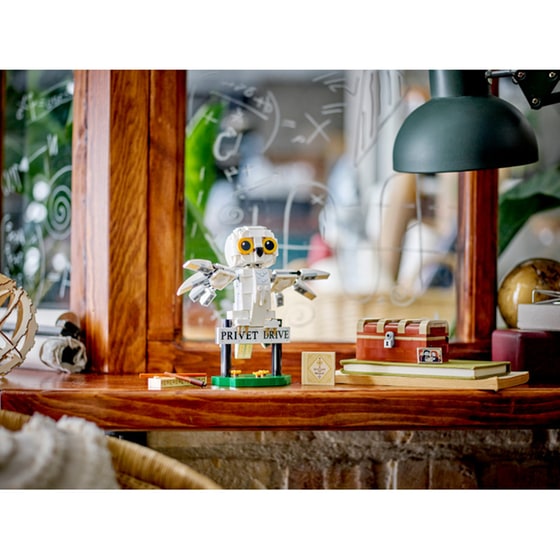LEGO® Harry Potter Hedwig™ at 4 Privet Drive (76425) image 2