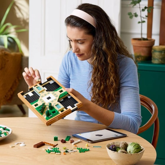 LEGO® Icons Fountain Garden (10359) image 5