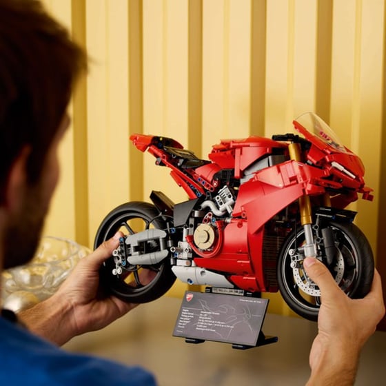 LEGO® Technic Ducati Panigale V4 S Motorcycle (42202) image 12