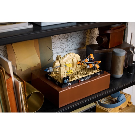 LEGO® Star Wars Mos Espa Podrace™ Diorama (75380) image 10