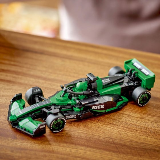 LEGO® Speed Champions KICK Sauber F1® Team C44 (77247) image 8
